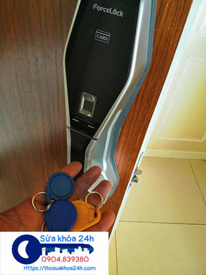 Làm thẻ từ cho khóa cửa điện tử