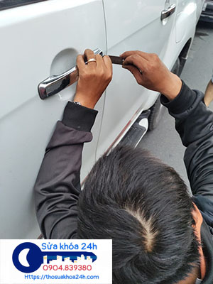 Mở ổ khóa cửa xe ô tô