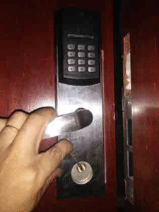 Mở khoá điện tử chung cư Carina