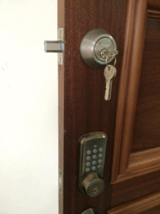 Lắp thêm ổ khoá chung cư Giai Việt